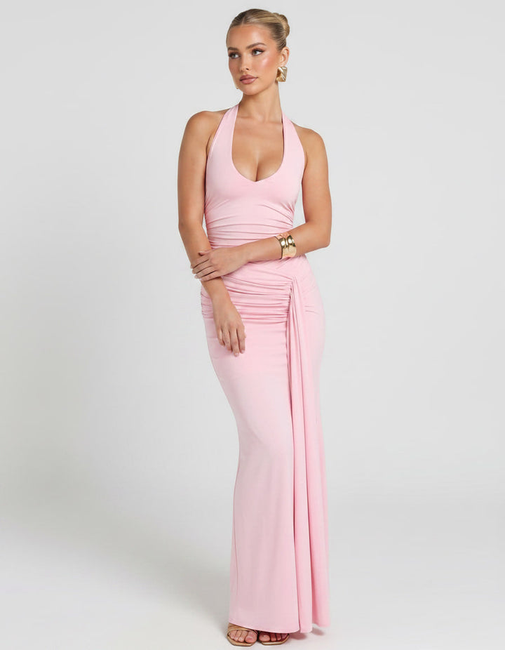 Look elegante con vestido maxi sin mangas y escote V, perfecto para eventos nocturnos.