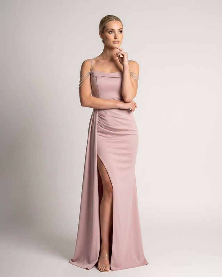 Vestido de fiesta elegante, silueta sirena que realza la figura.