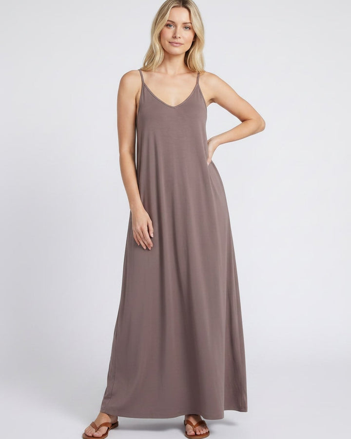 Vestido de playa maxi con escote V, bolsillos y diseño fluido para mujer.