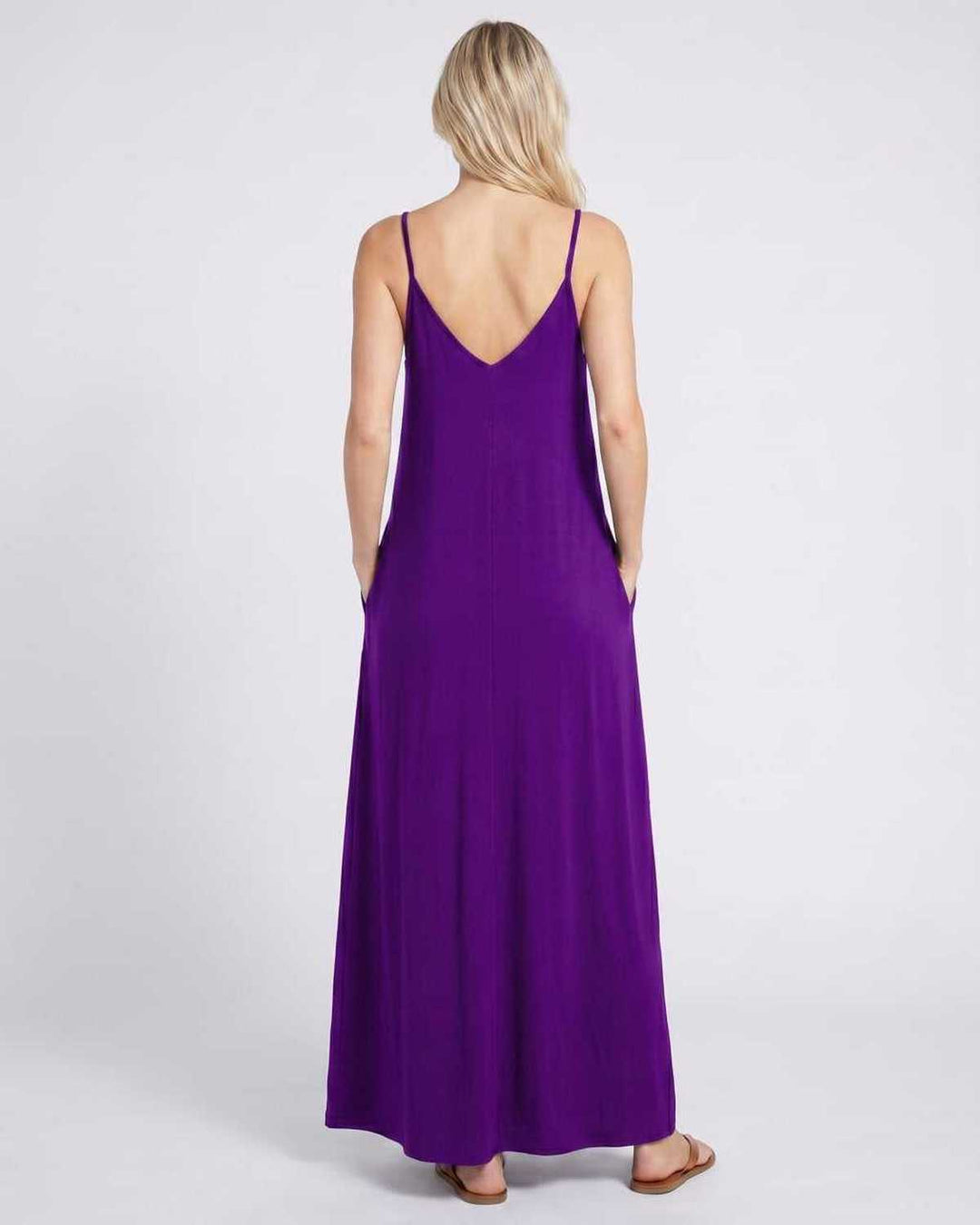Maxi vestido casual con escote V y bolsillos, cómodo para los días de verano.