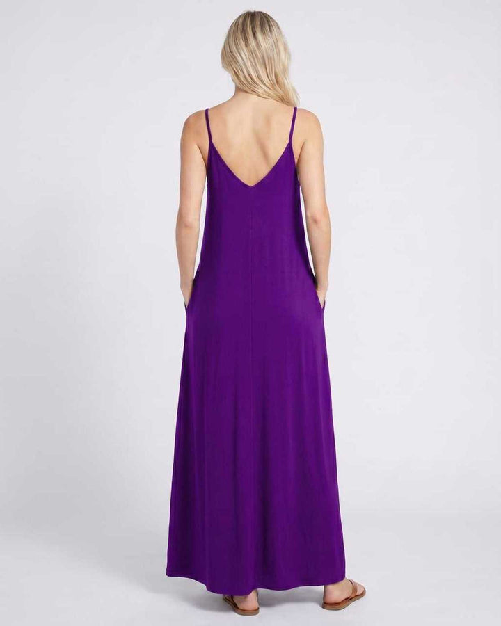 Maxi vestido casual con escote V y bolsillos, cómodo para los días de verano.