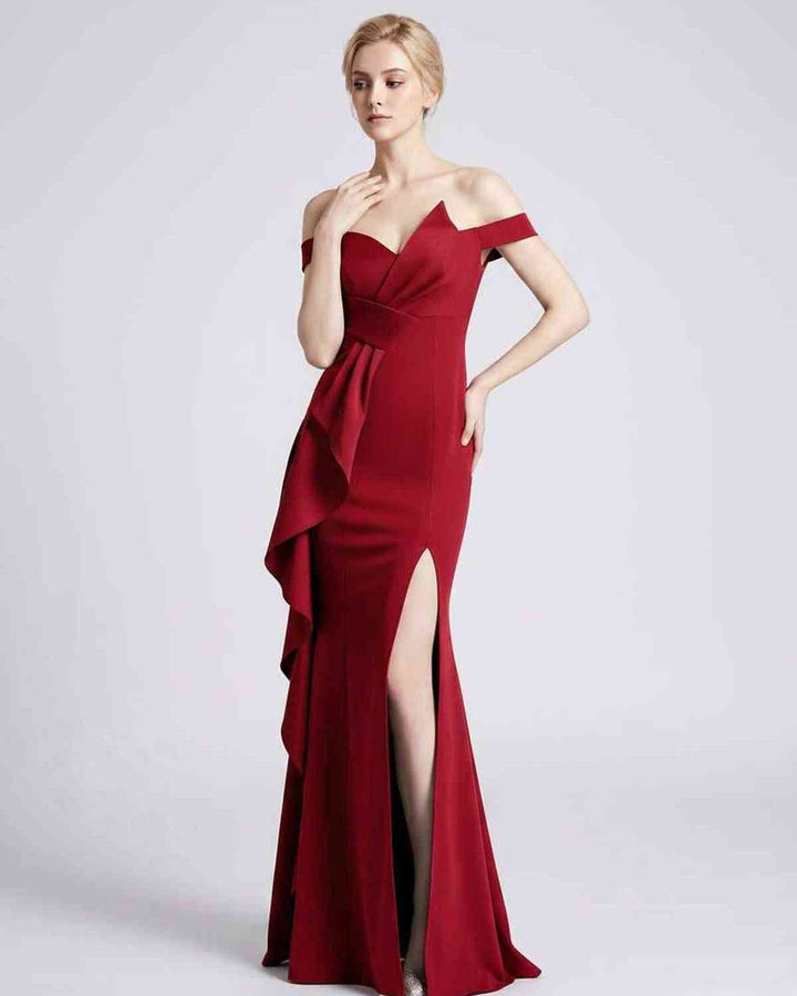 Vestido de fiesta elegante y largo. Silueta sirena que acentúa la figura.