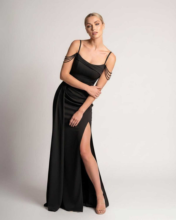 Elegante vestido maxi para cocteles, diseño moderno y sofisticado.