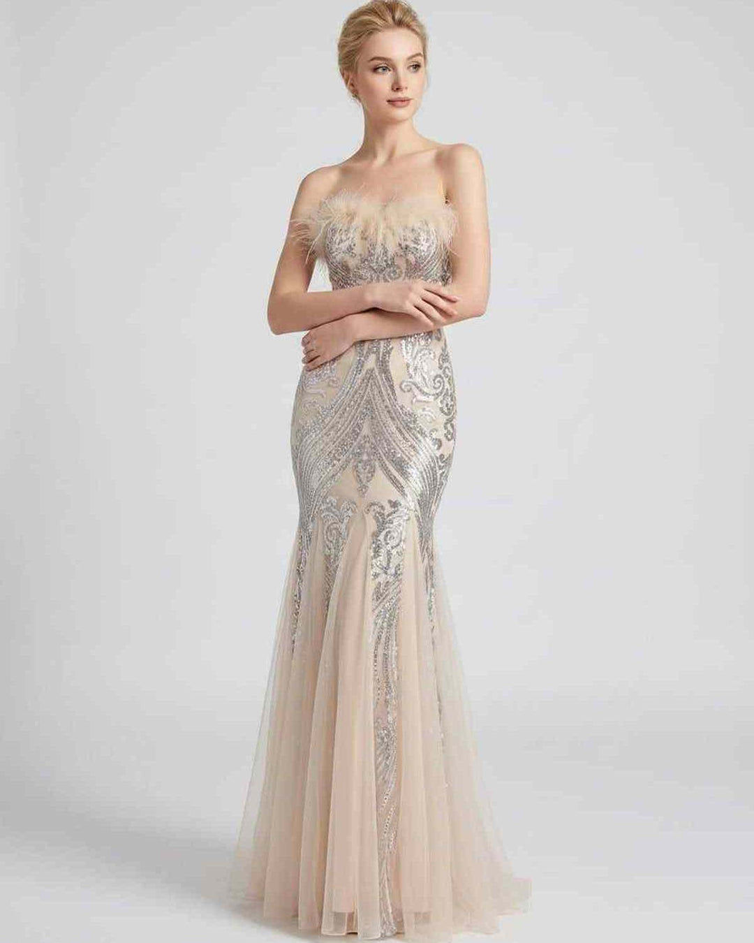 Vestido de fiesta elegante, lentejuelas y plumas, silueta maxi. Para ocasiones especiales.