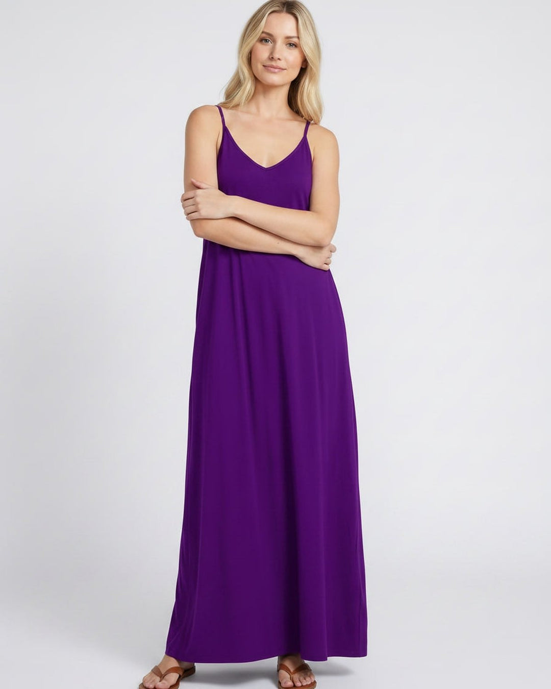 Vestido fluido con escote en V y bolsillos, ideal como ropa de playa o casual de verano.