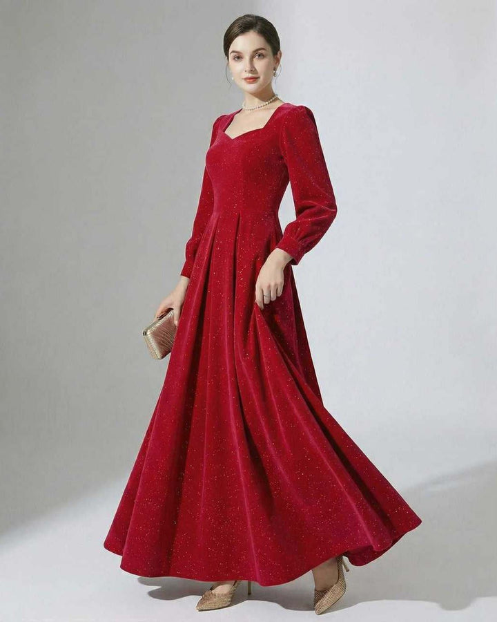 Detalle de manga abullonada en vestido largo blanco elegante para fiesta de noche o cóctel formal.