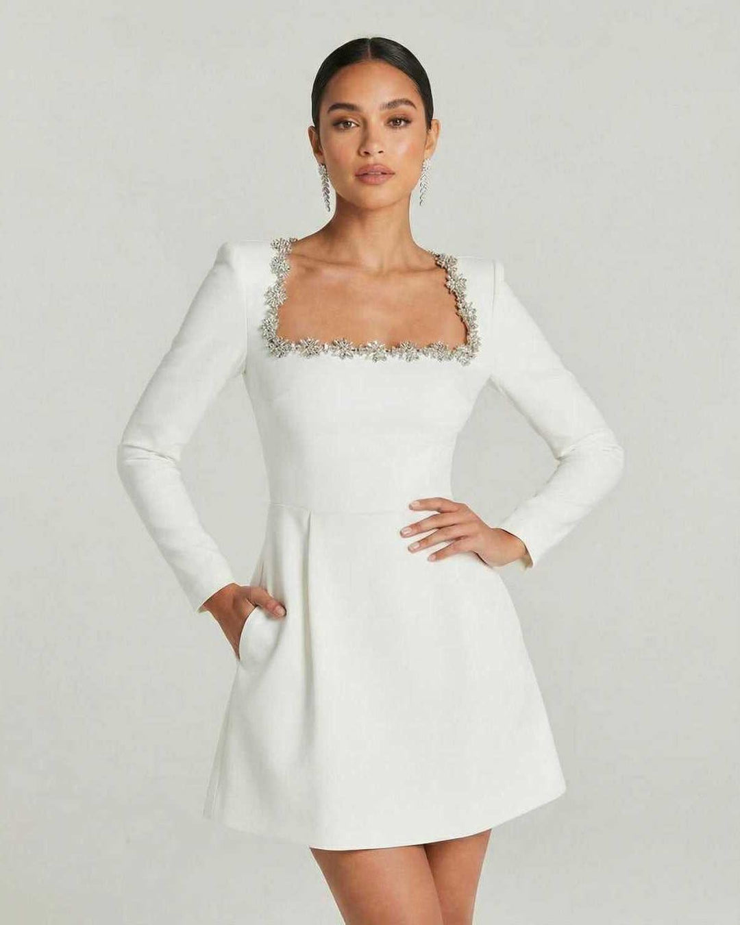 Vestido mini blanco de manga larga para mujer, cuello cuadrado. Estilo versátil, ideal para cóctel o fiesta.