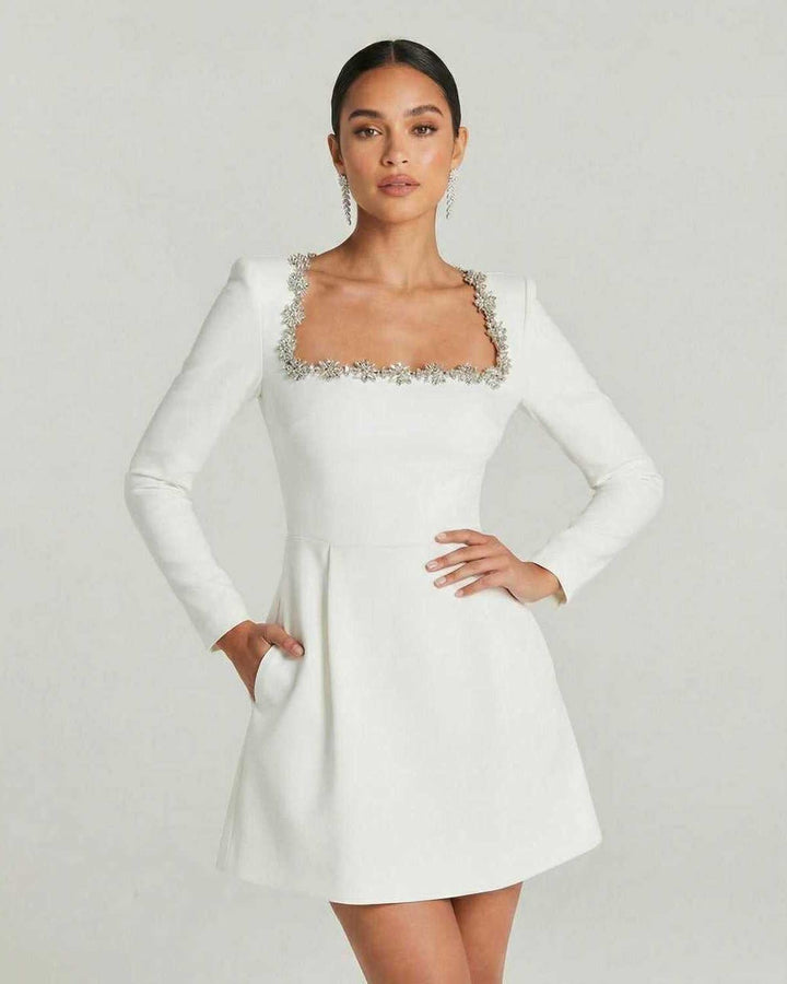 Vestido mini blanco de manga larga para mujer, cuello cuadrado. Estilo versátil, ideal para cóctel o fiesta.