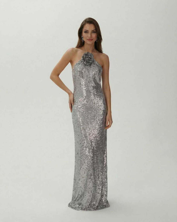 Glamoroso vestido de noche maxi para mujer, con lentejuelas plateadas que brillan. Ideal para fiesta y ocasiones especiales.