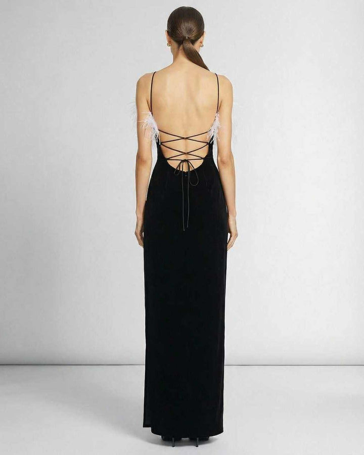 Elegante vestido maxi celeste de mujer, sin mangas y con plumas. Perfecto para fiestas y ocasiones especiales.