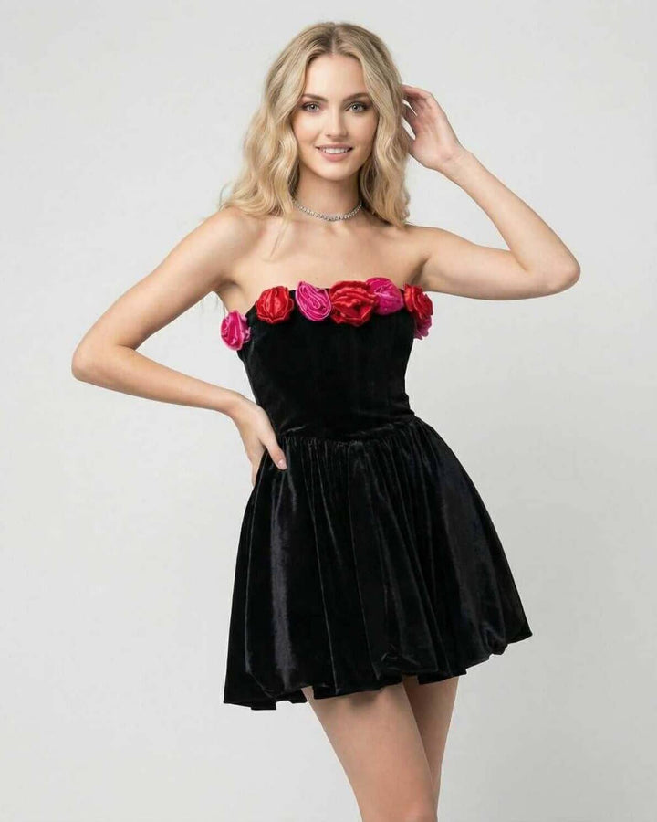 Vestido mini floral sin tirantes para mujer, ideal para noche de fiesta elegante.