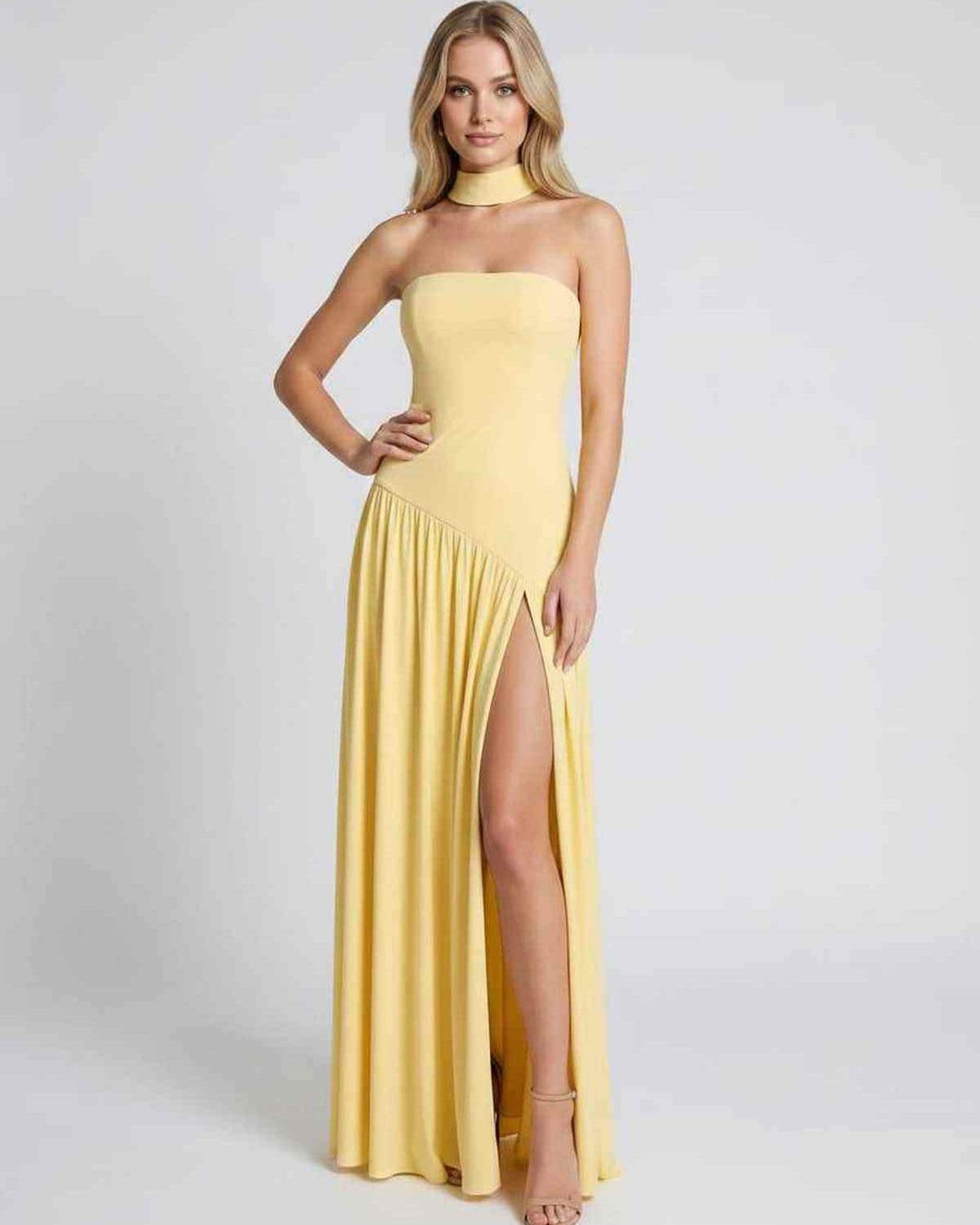 Vestido de noche sin tirantes, silueta asimétrica y abertura alta. Perfecto para invitada de boda.