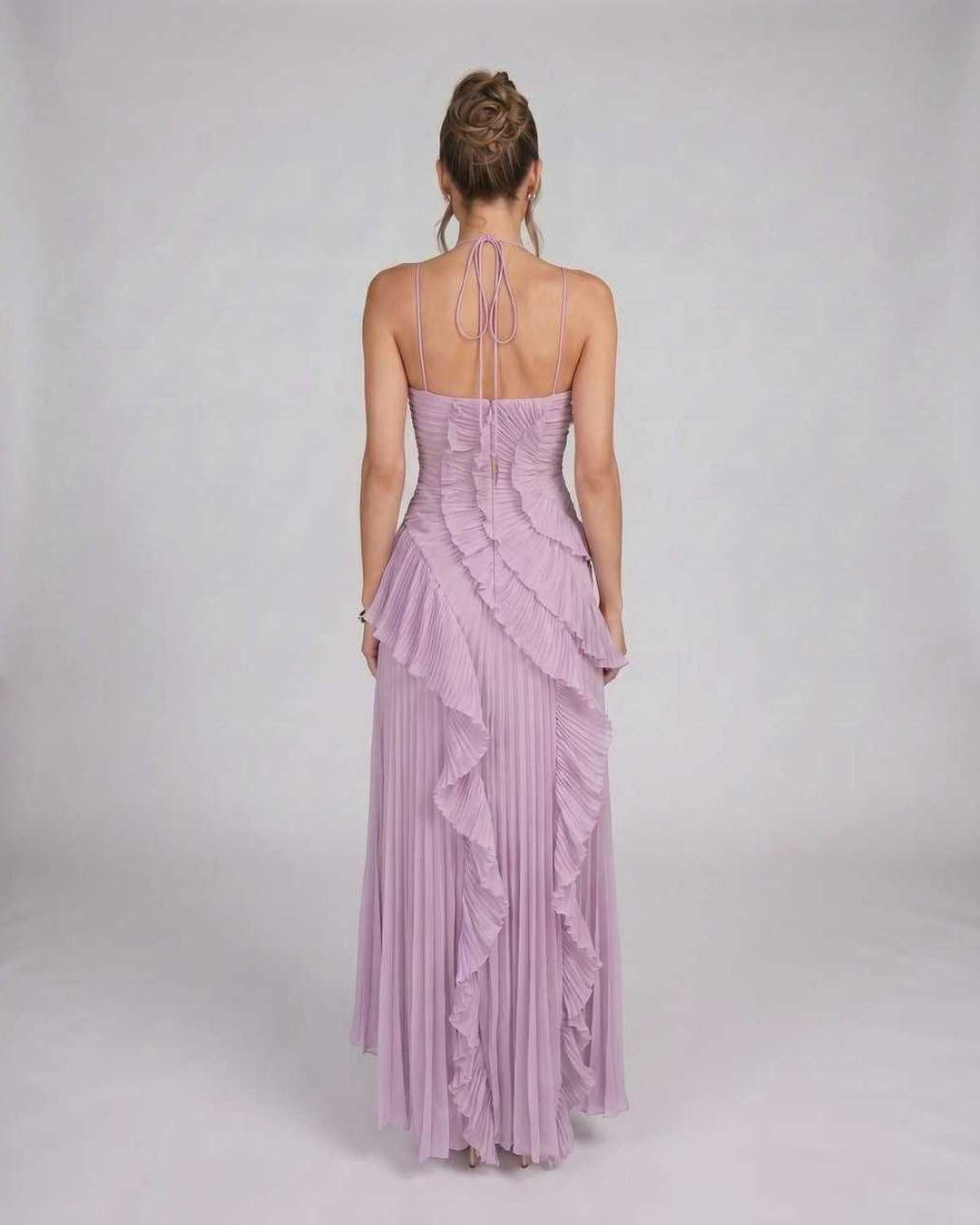 Vestido largo sin mangas con cuello halter, estilo fluido para ocasiones elegantes de mujer.