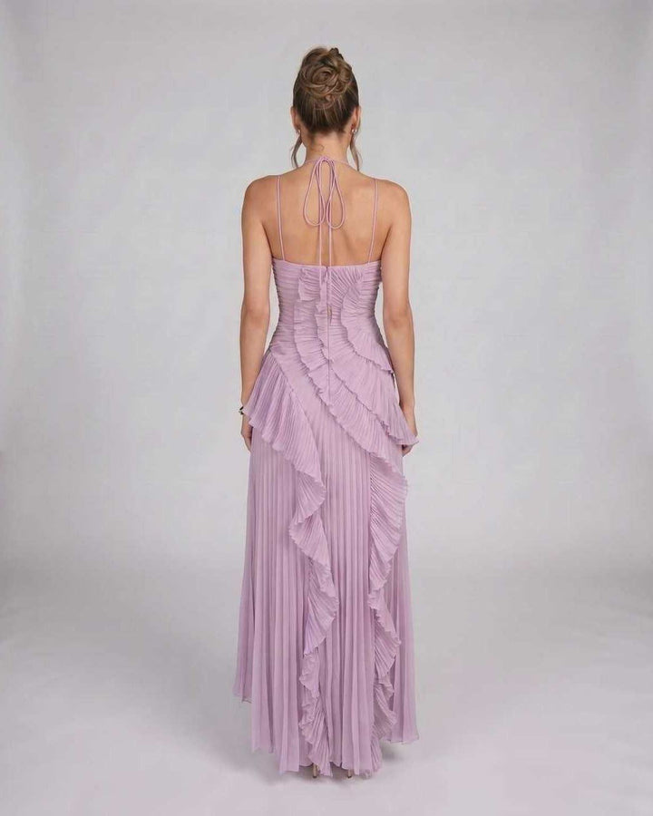 Vestido largo sin mangas con cuello halter, estilo fluido para ocasiones elegantes de mujer.