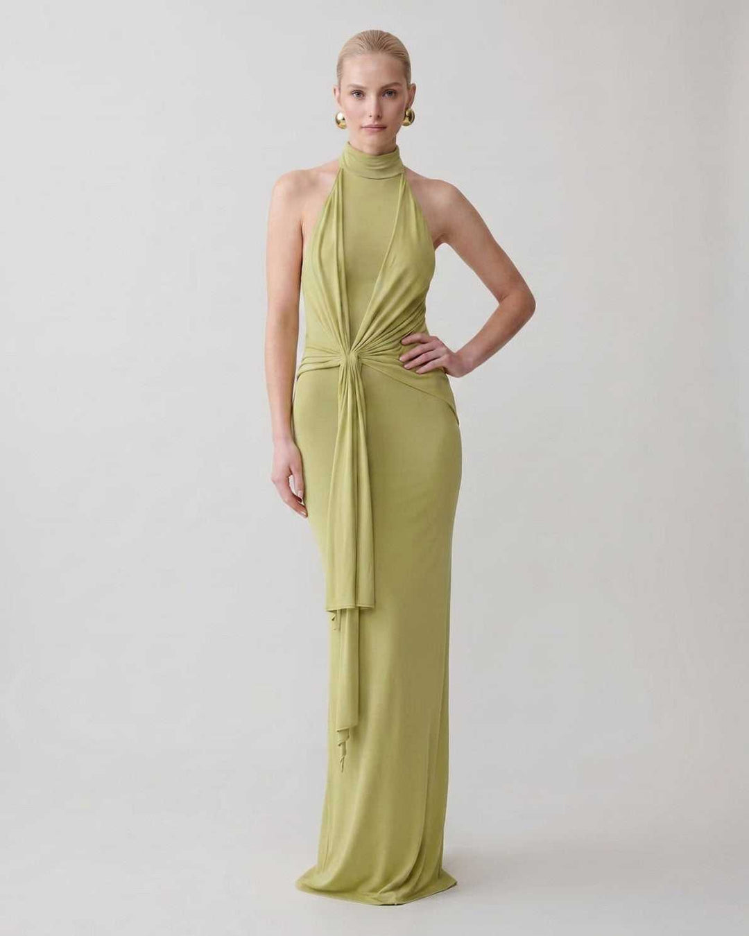 Elegante vestido mujer cuello halter, perfecto para invitada de boda o cóctel.