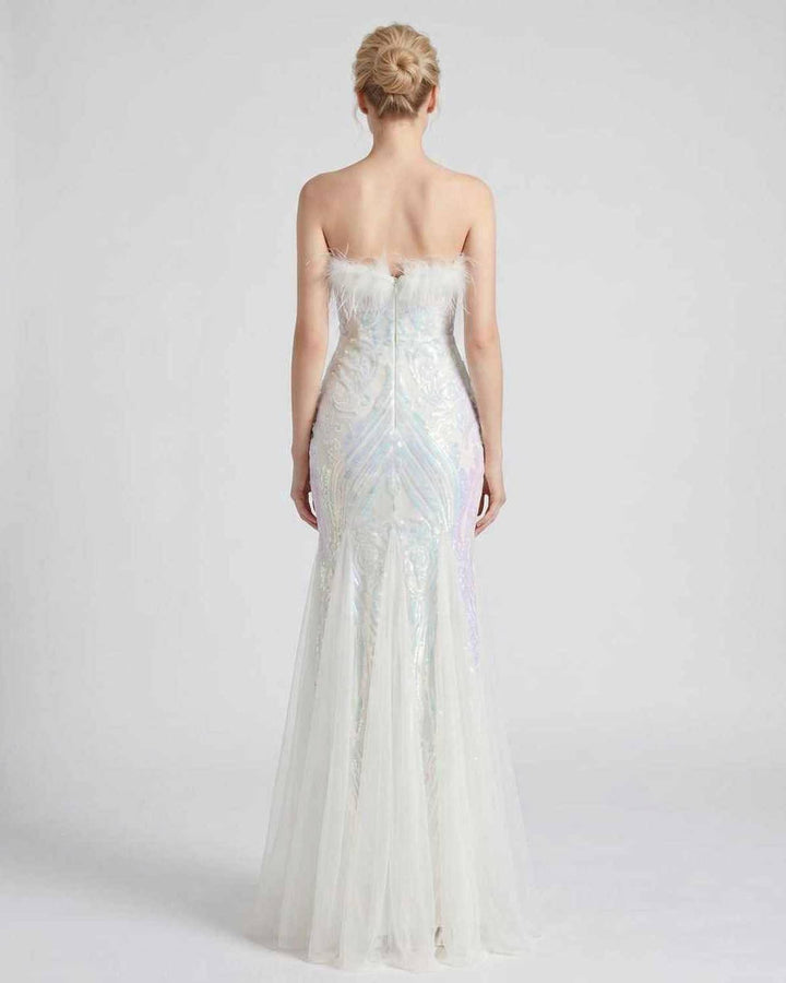 Glamuroso vestido de noche sirena con lentejuelas y plumas. Perfecto para eventos formales.