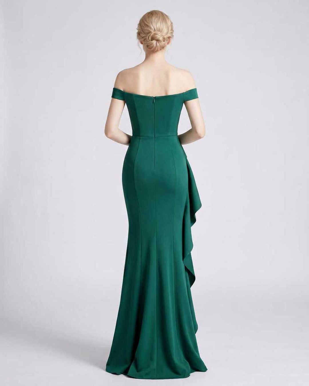 Vestido largo de fiesta sin mangas, corte sirena. Moda femenina para eventos formales.