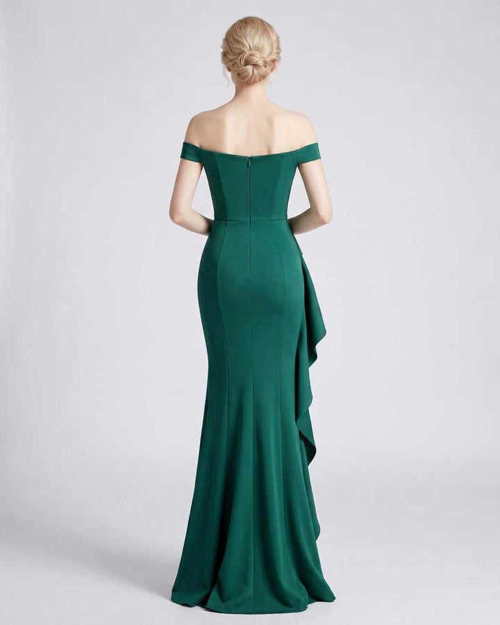 Vestido largo de fiesta sin mangas, corte sirena. Moda femenina para eventos formales.