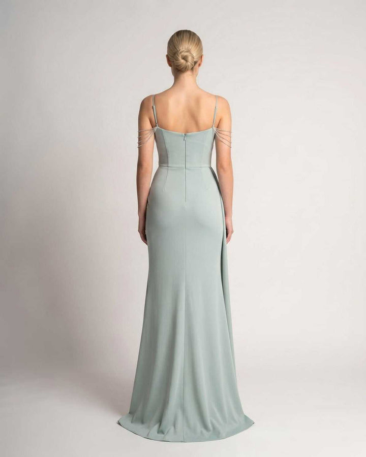 Vestido largo formal con tirantes finos, ideal para fiestas de primavera verano.