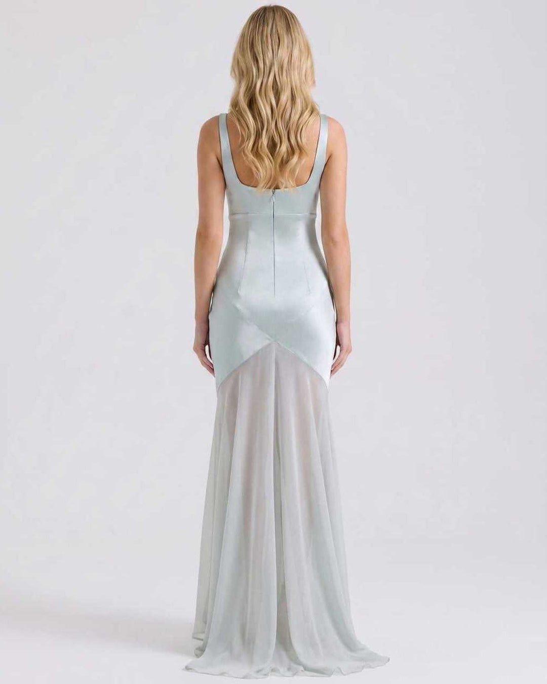 Vestido largo sin mangas con cuello cuadrado, ideal para invitada de boda o cóctel en verano.