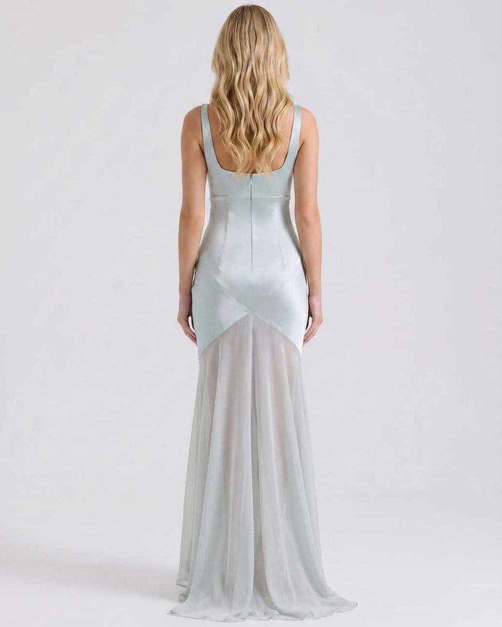 Vestido largo sin mangas con cuello cuadrado, ideal para invitada de boda o cóctel en verano.