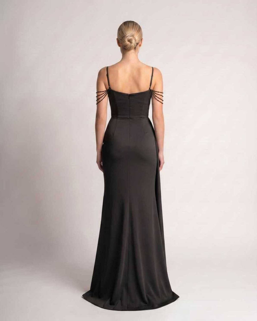 Maxi vestido con tirantes finos, estilo deslumbrante para fiestas.
