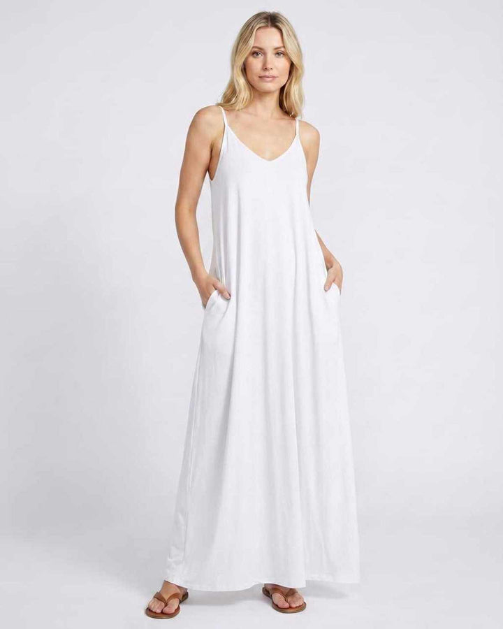 Vestido fluido de verano con escote en V y bolsillos, ideal para un estilo bohemio.