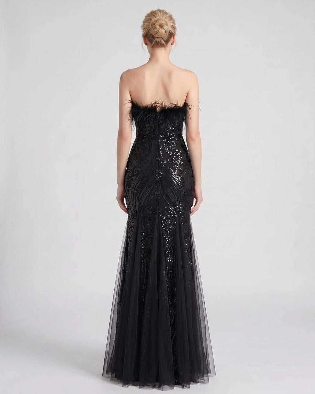 Vestido de gala off-shoulder con lentejuelas y plumas. Sofisticación en cada detalle.