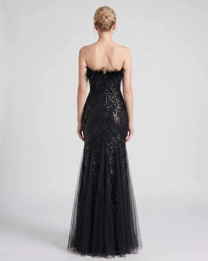 Vestido de gala off-shoulder con lentejuelas y plumas. Sofisticación en cada detalle.