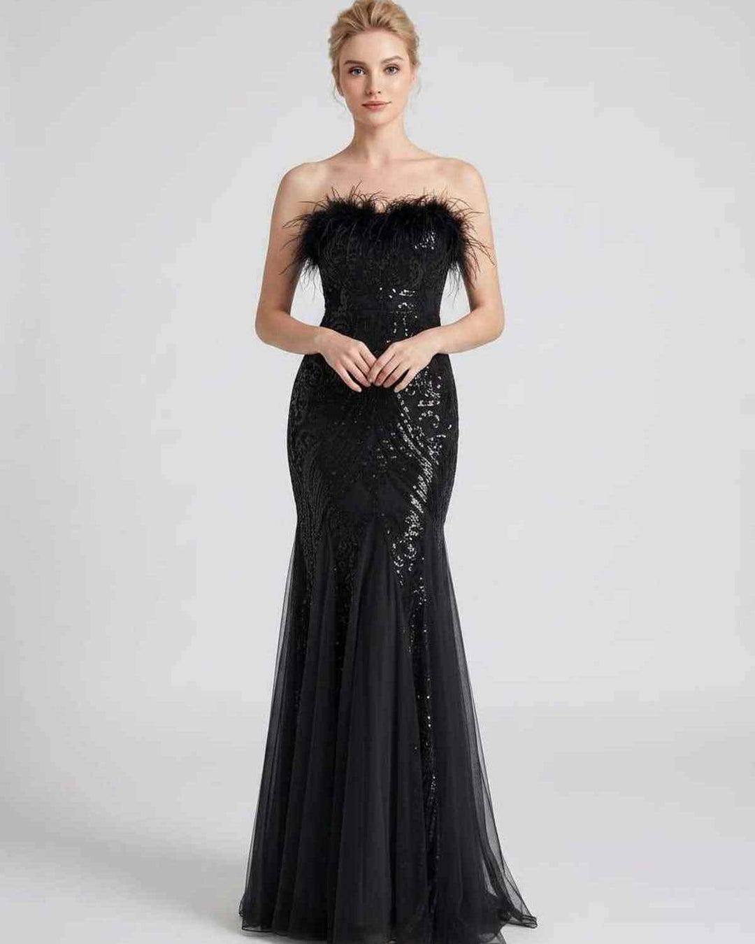 Elegante maxi vestido con lentejuelas y plumas, para invitada de boda. Estilo único.
