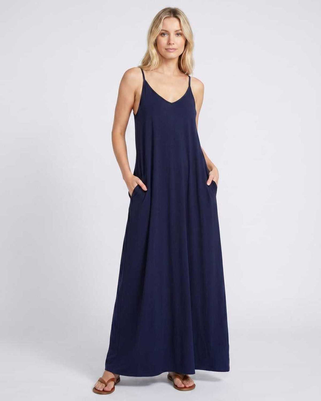 Vestido de vacaciones maxi, sin mangas, escote en V, con bolsillos y fluido.