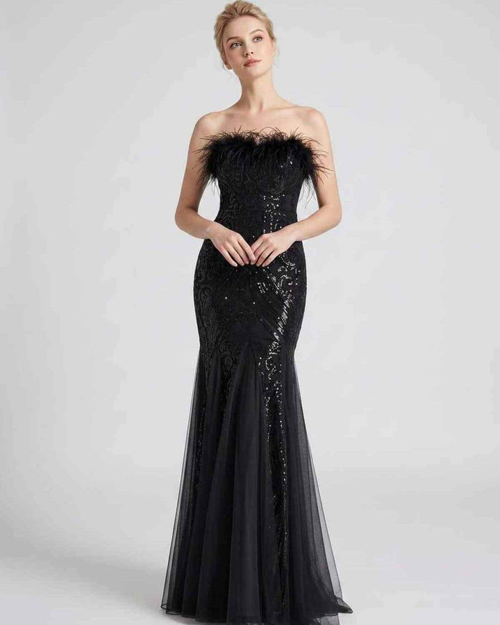 Vestido de gala con lentejuelas, plumas y diseño off-shoulder. Belleza y distinción.