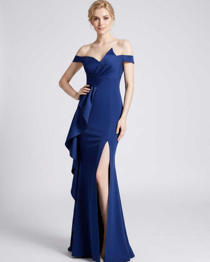 Elegante vestido de fiesta maxi, con abertura. Silueta fluida para movimiento.