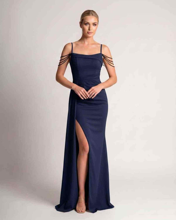 Maxi vestido de fiesta formal, tirantes finos, ideal para eventos de gala.