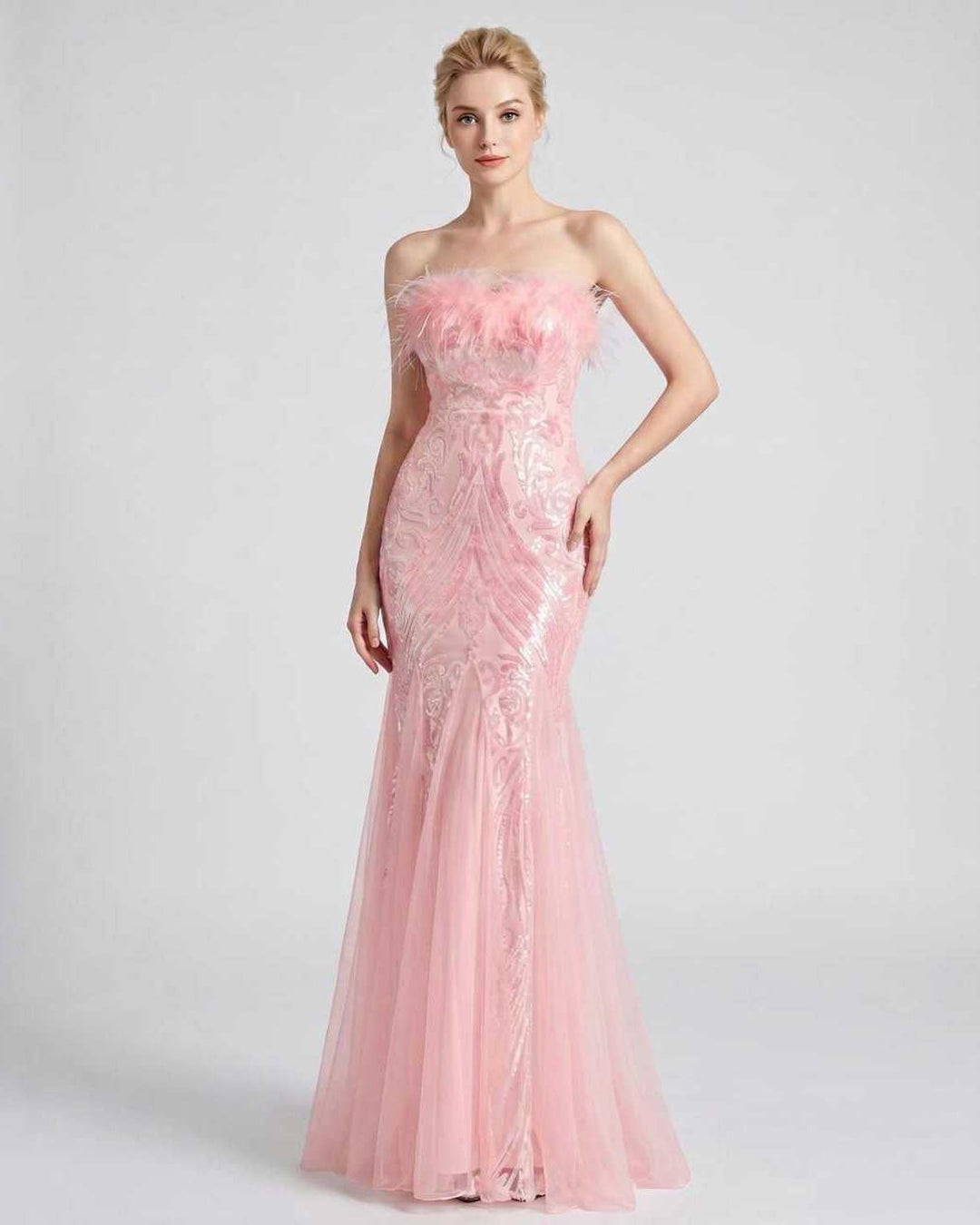 Vestido de noche para mujer, lentejuelas y plumas, silueta sirena. Un toque de lujo.