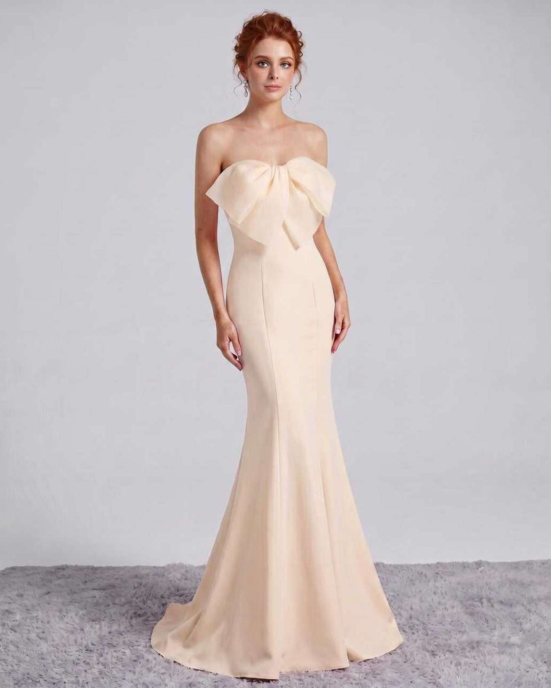 Vestido maxi sin mangas, corte sirena, ideal para bodas y cenas de gala elegantes.