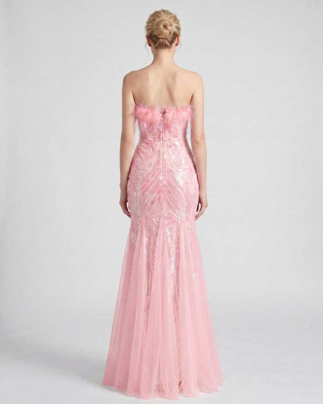 Vestido de fiesta sin mangas, lentejuelas y plumas, para eventos de alta sociedad.