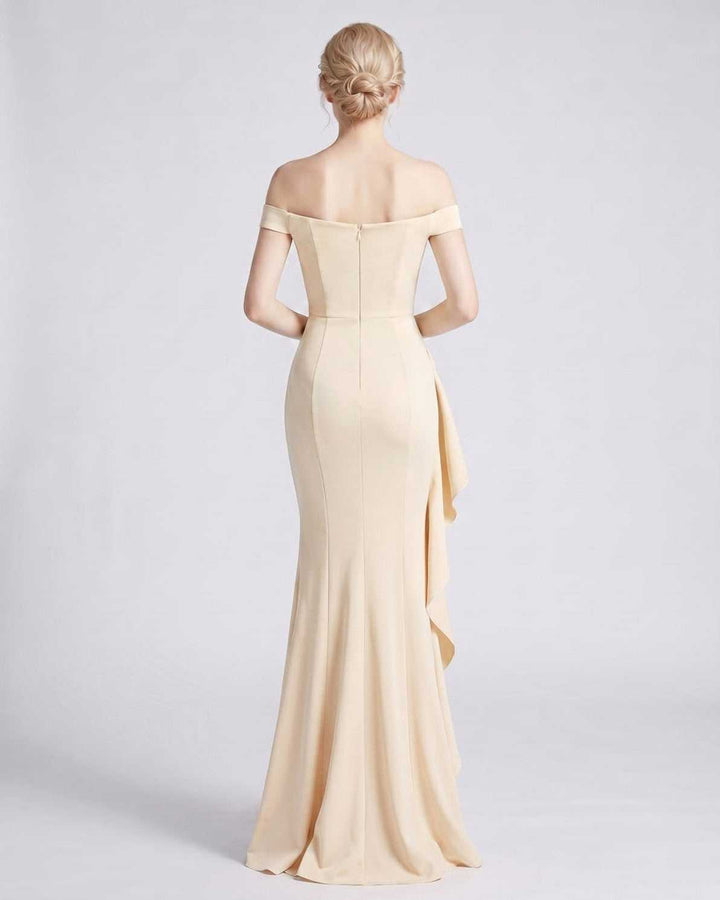 Vestido de mujer para fiesta, silueta sirena. Maxi y con una elegante abertura.