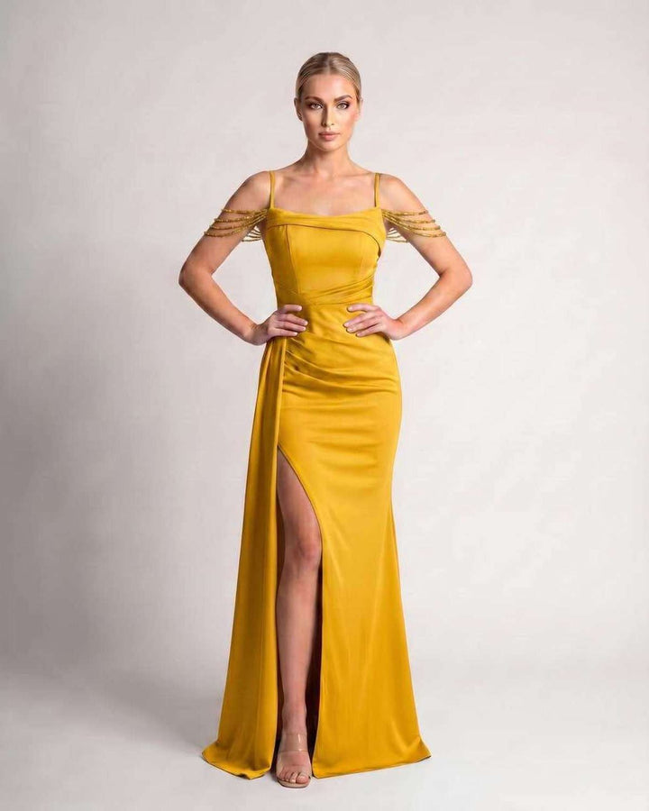 Elegante vestido largo de noche, estilo deslumbrante para la mujer.