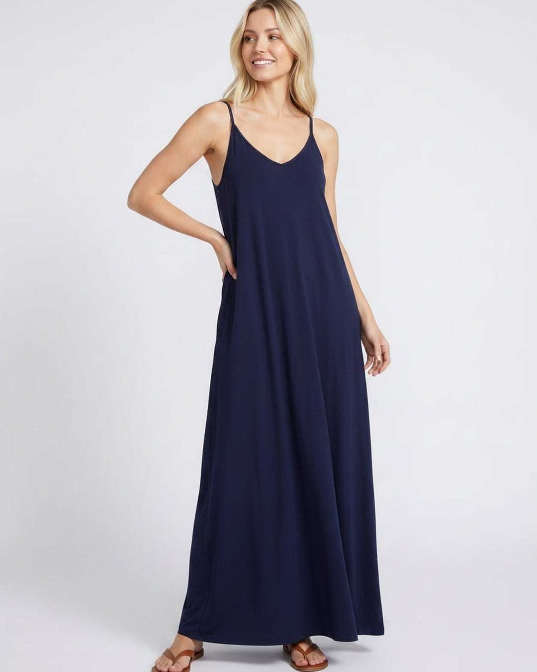 Vestido fluido de verano con escote en V y bolsillos, ideal para la playa o piscina.