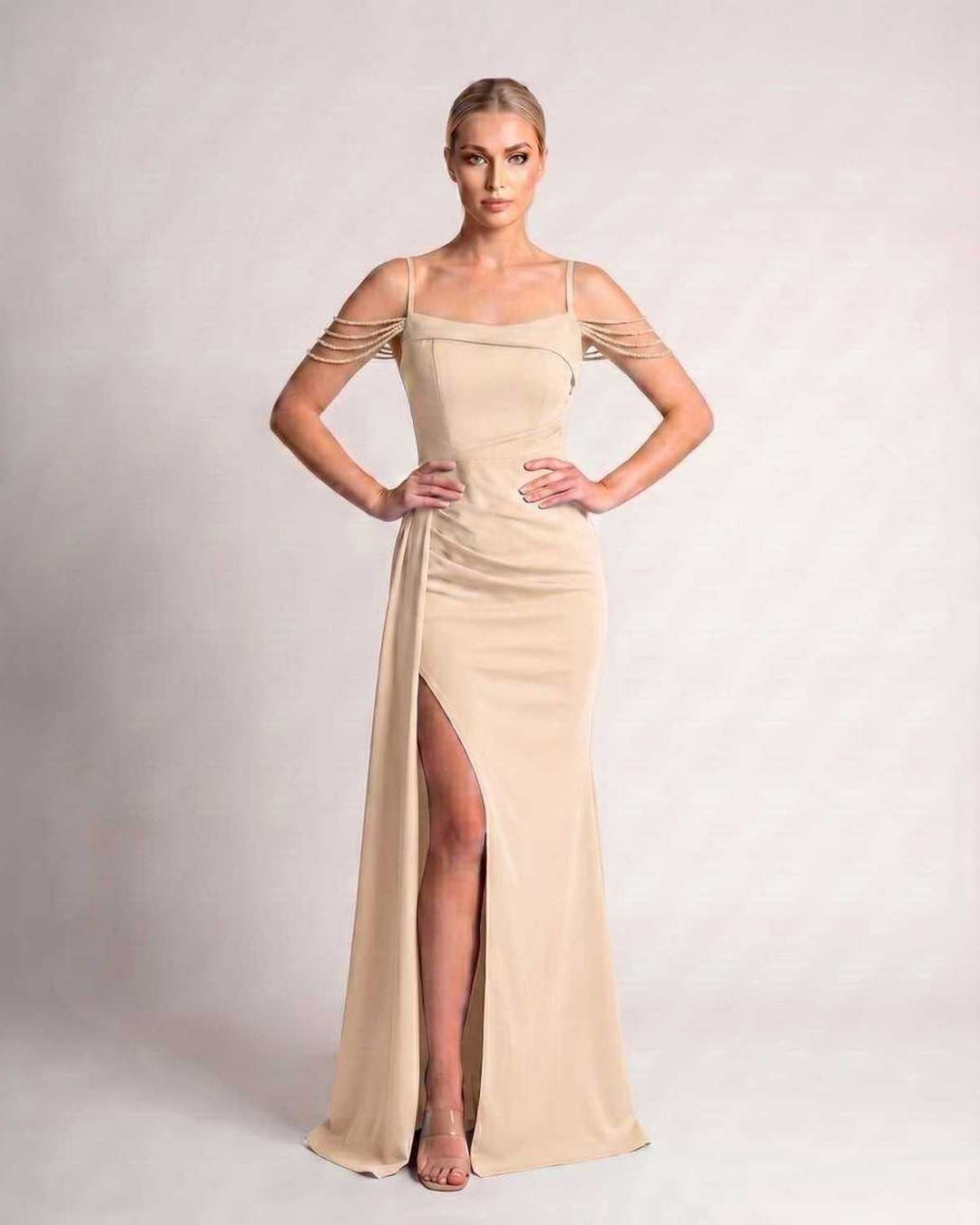 Vestido formal con tirantes finos, ideal para bodas y cócteles.