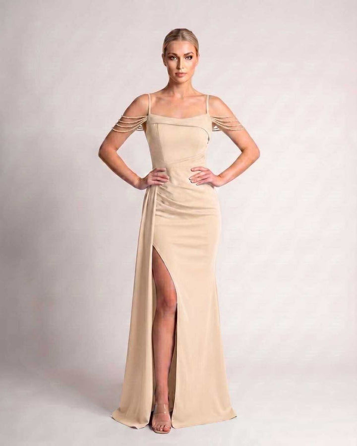 Vestido formal con tirantes finos, ideal para bodas y cócteles.
