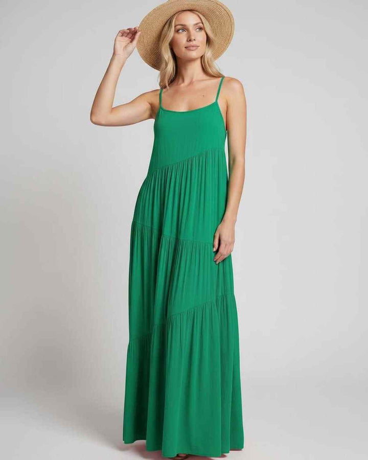 Vestido de resort sin mangas, ideal para tu escape tropical.