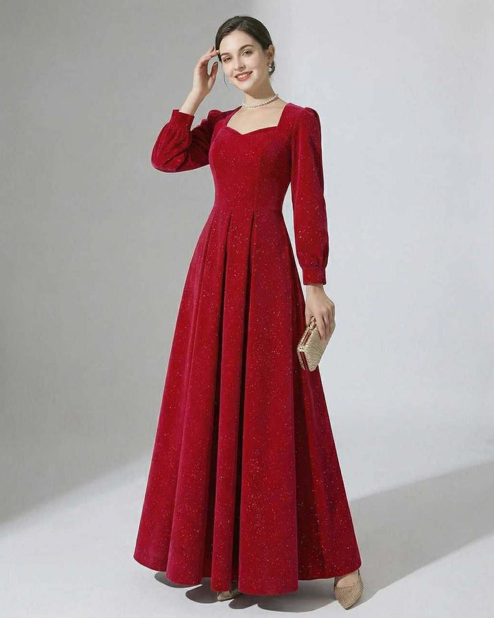 Vestido largo blanco fluido y elegante, perfecto para celebraciones o eventos formales de noche. Estilo maxi.