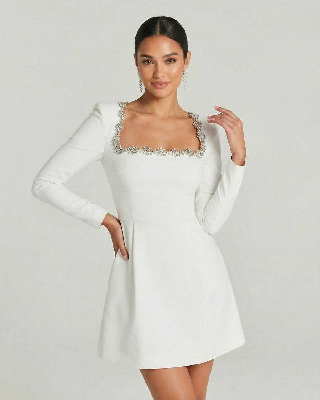 Vestido mini blanco Serena para mujer con cuello cuadrado y corte A-line. Elegante y atemporal, perfecto para fiesta.