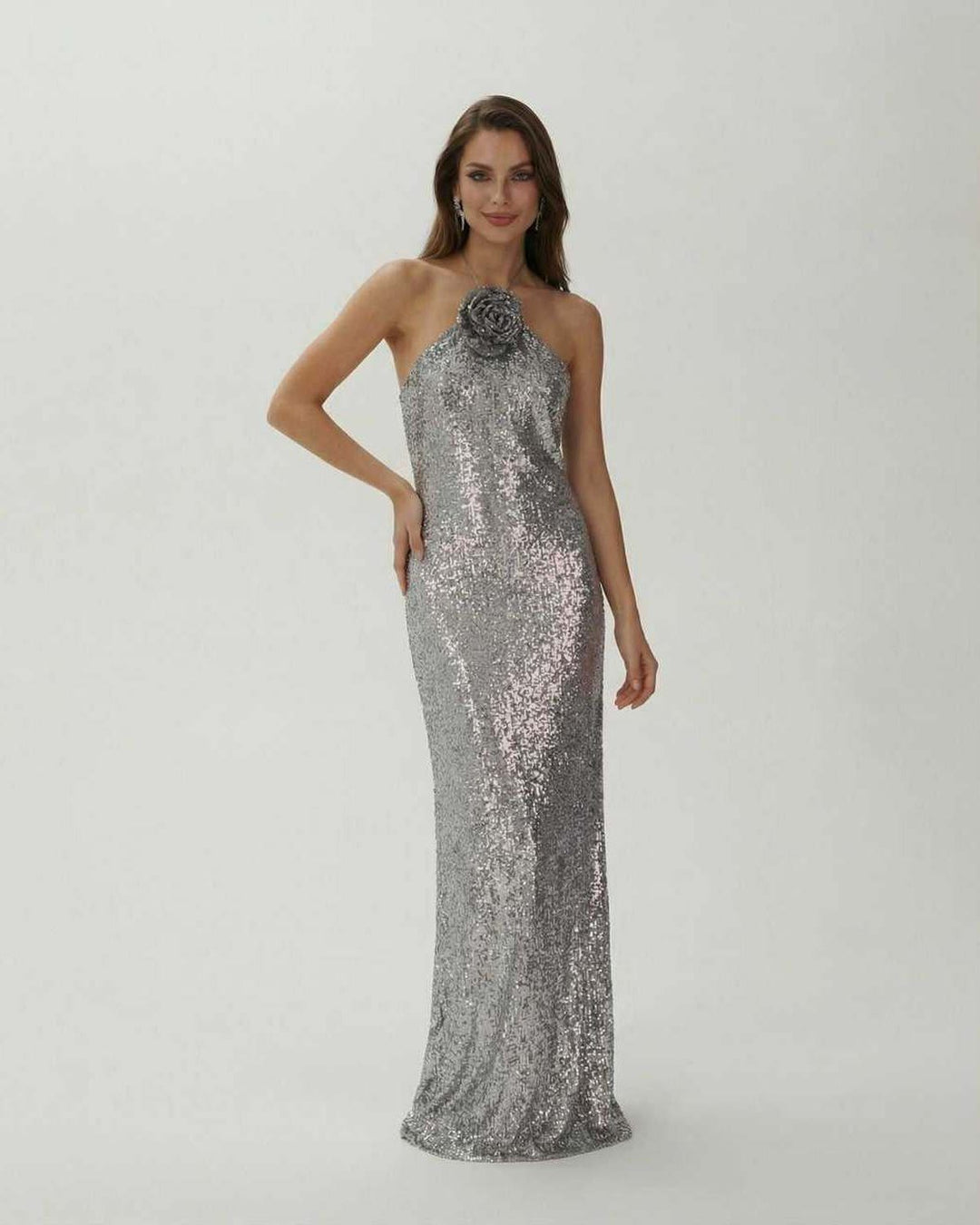 Vestido maxi de noche para mujer con lentejuelas plateadas, ideal para fiesta y gala. Diseño elegante y brillante.