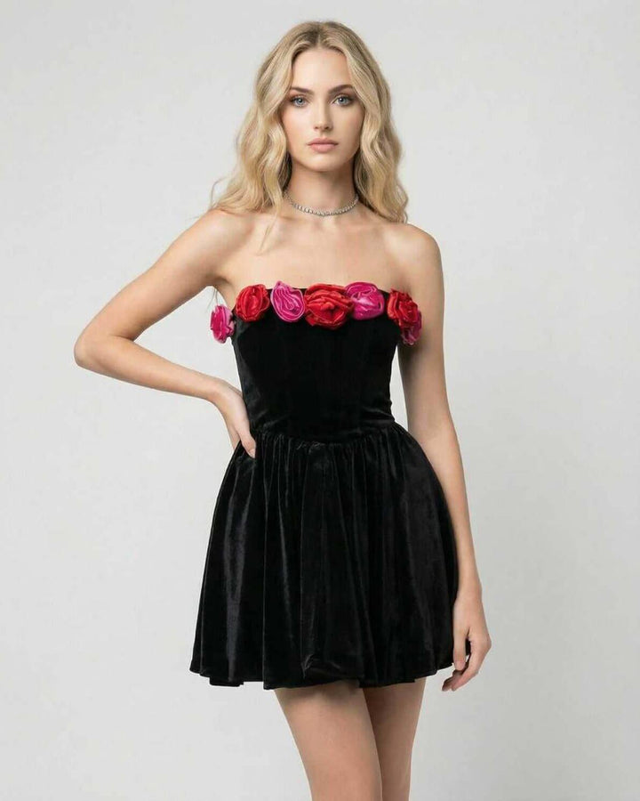 Moda: Vestido mini floral sin tirantes elegante para mujer, perfecto para fiestas de noche.