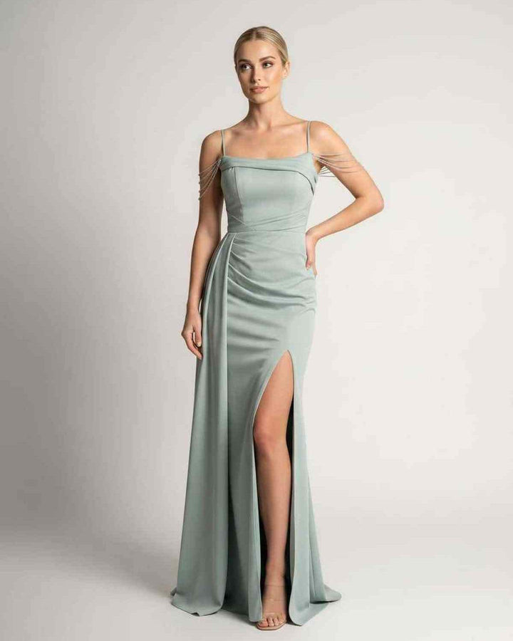 Elegante vestido de noche para mujer, silueta sirena y escote sofisticado.