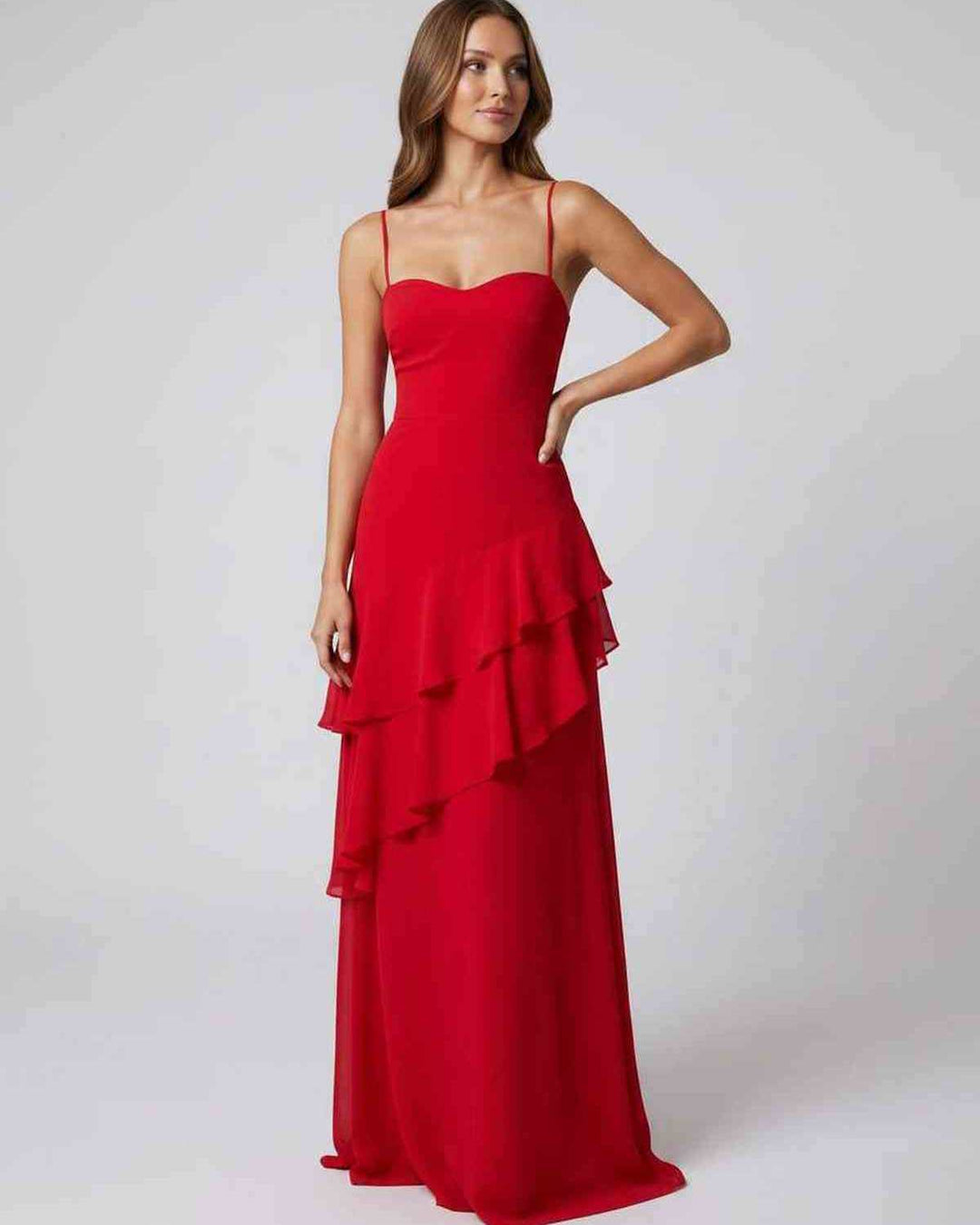 Elegante vestido maxi de noche con volantes y escote V profundo. Perfecto para invitada de boda o cóctel.