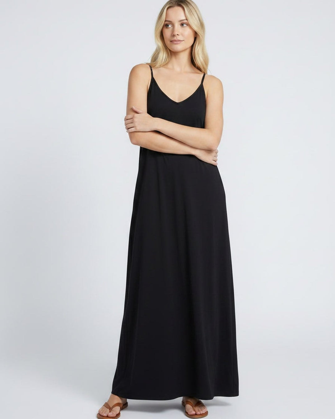 Vestido fluido de verano con escote V y prácticos bolsillos, estilo ropa de playa.